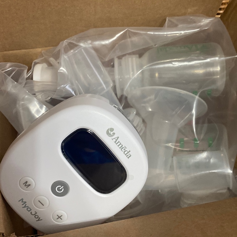 Brand New Ameda Brest Pump + free 90 milk freeze bags